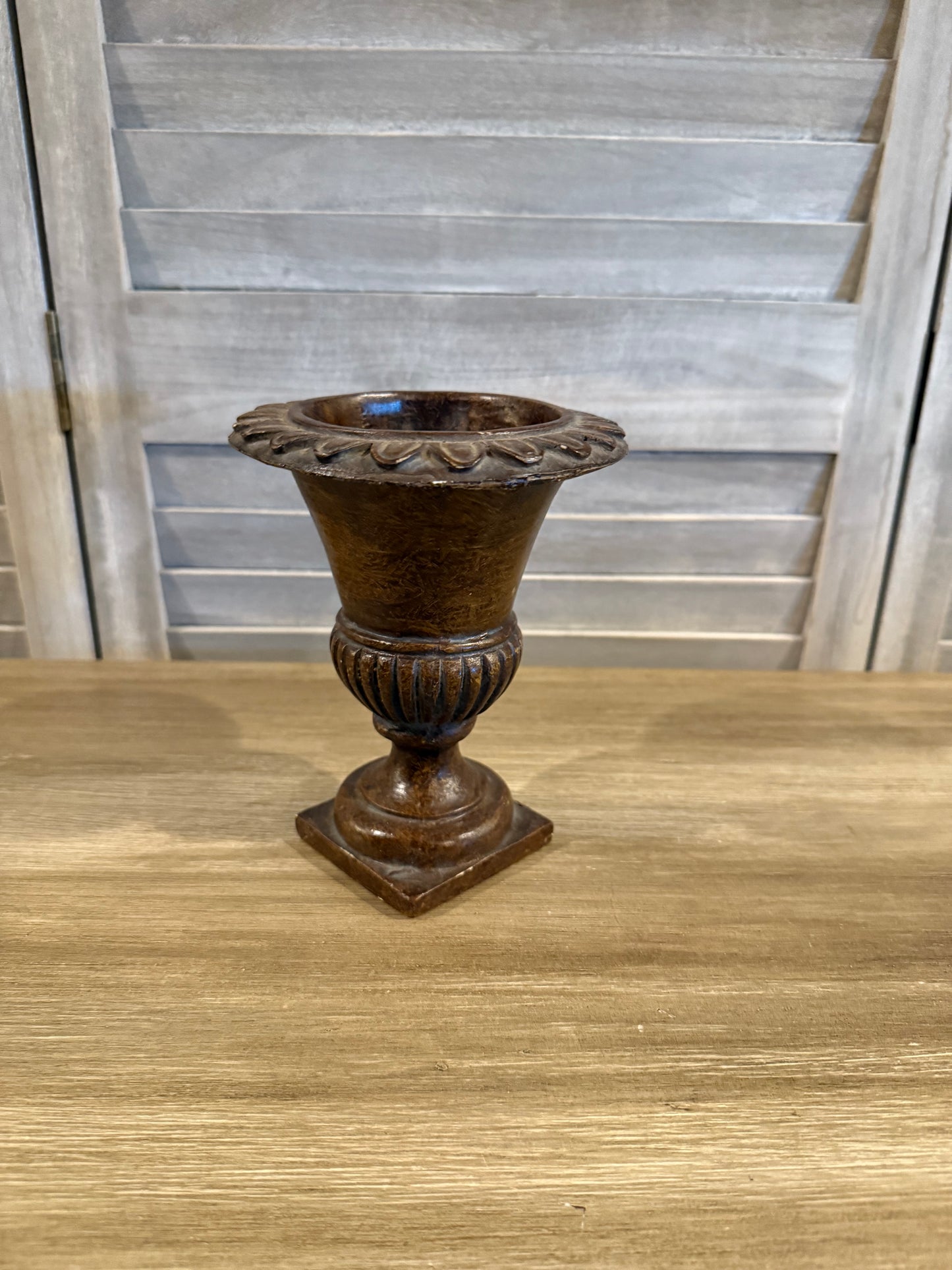 Vintage-Style Decorative Pedestal Urn – Small Ornate Resin Vase with Acanthus Detail
