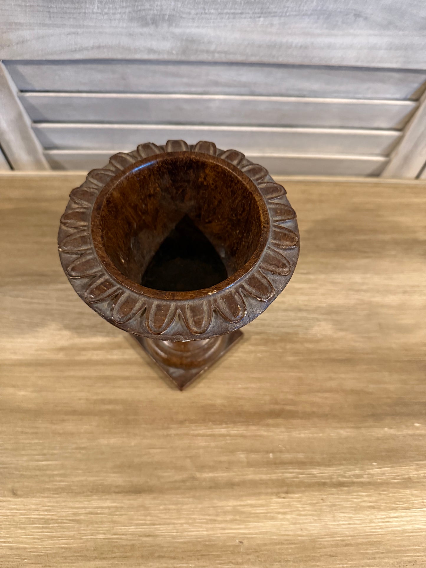 Vintage-Style Decorative Pedestal Urn – Small Ornate Resin Vase with Acanthus Detail