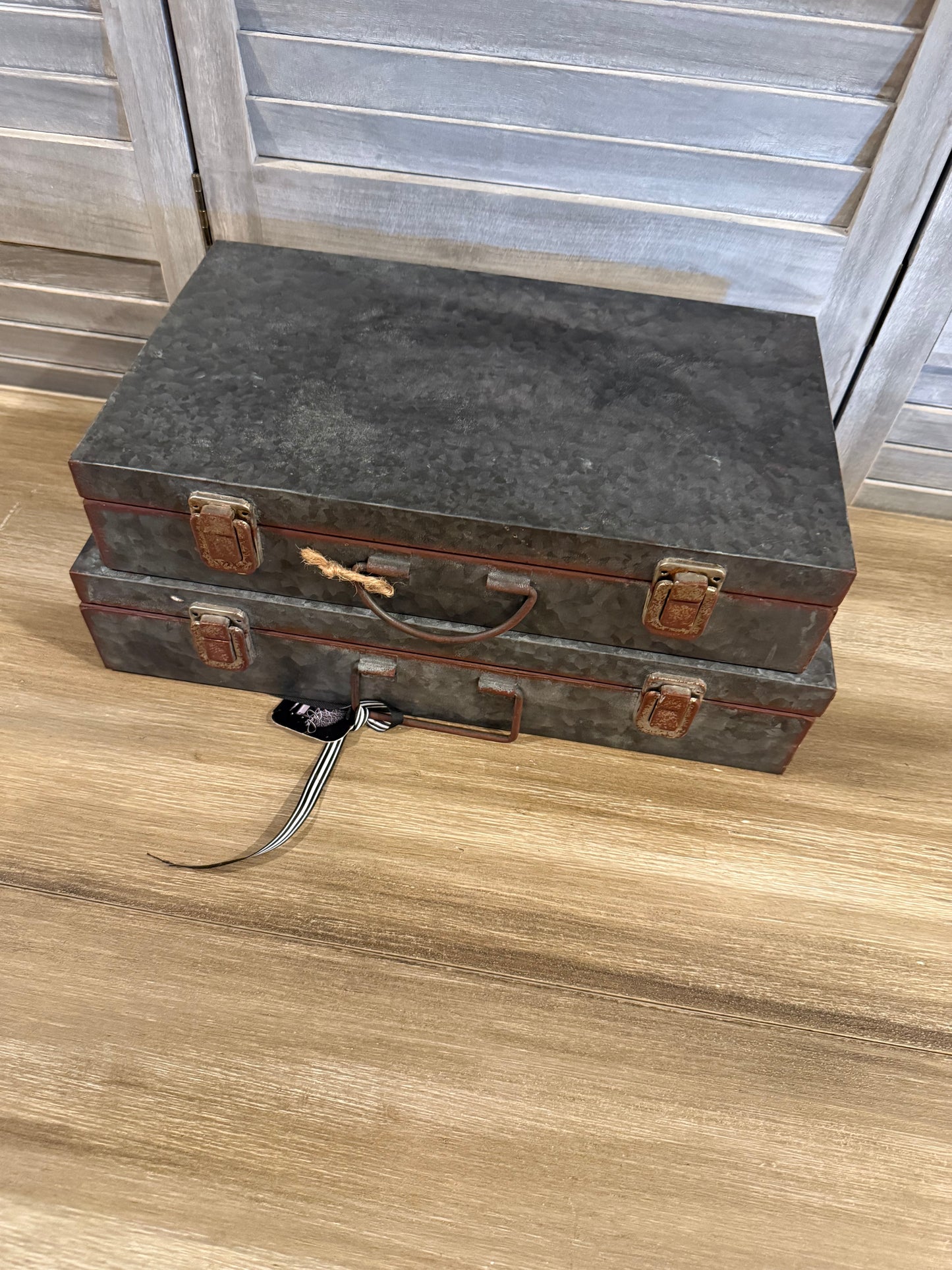 Vintage-Style Metal Suitcases – Industrial Decorative Storage Trunks