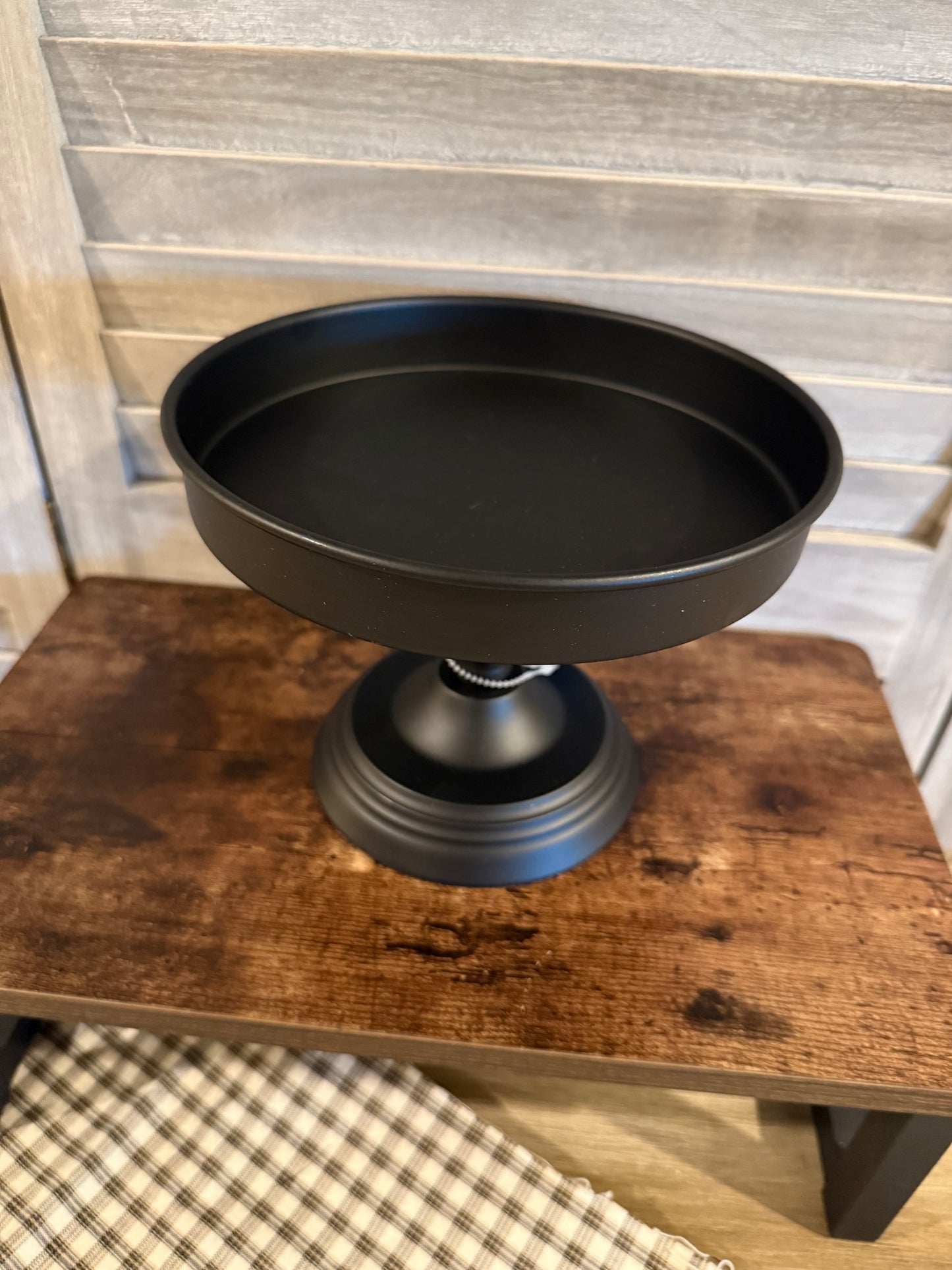 Black Metal Pedestal Display Stand – Modern Round Riser for Home or Event Decor