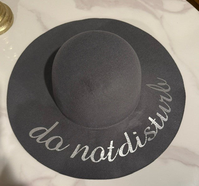 Black “Do Not Disturb” Wide Brim Floppy Hat – Glam Sun Hat with Metallic Script